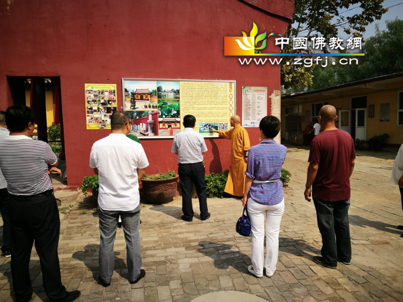 明谷法师为各位领导介绍兴国寺的历史延承及远景规划.jpg