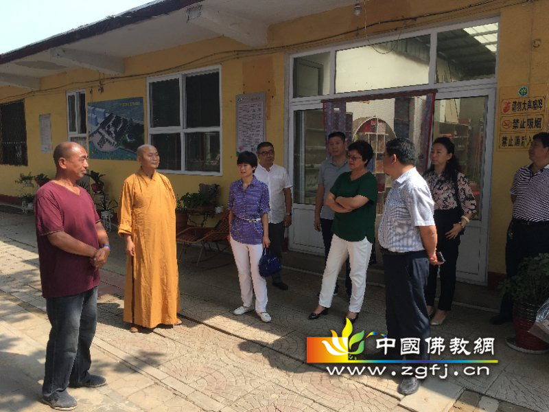 明谷法师、梅云峰指导员向市、区宗教局领导汇报.jpg