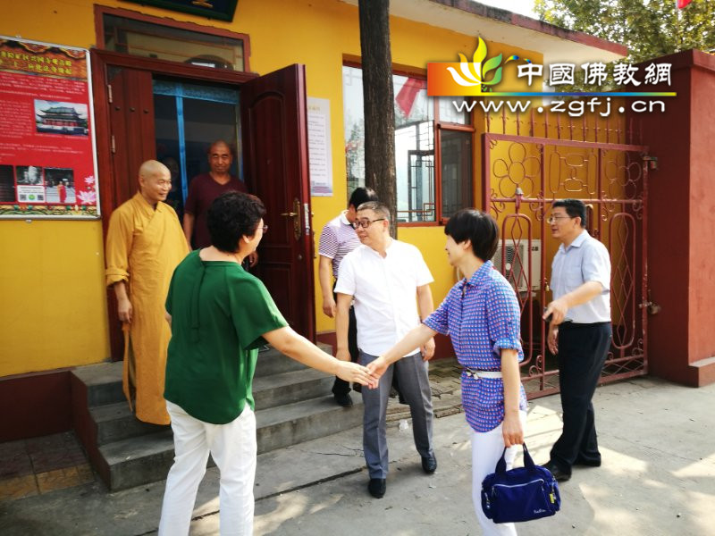 区民政局王志勇副局长向大家介绍市宗教局李彬副局长、张君丽处长及区民政局赵会平局长.jpg