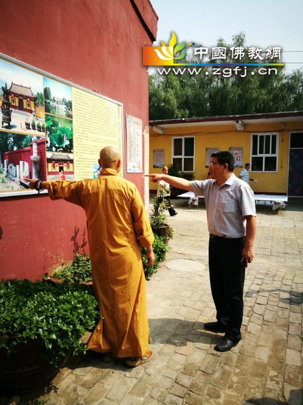 第二张为:兴国寺主持明谷法师向市宗教局李彬副局长介绍兴国寺历史_副本.jpg