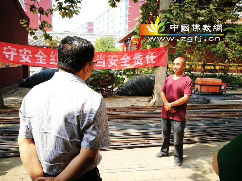第五张:梅云峰指导员在向市宗教局李彬副局长汇报双创以来各项工作的开展落实情况_副本.jpg