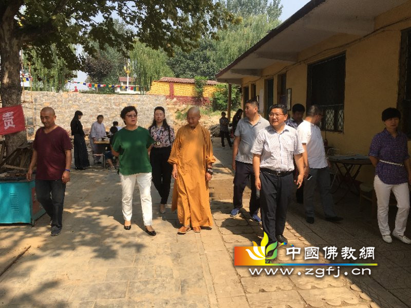 第六张:领导们视察了施工场地以及午斎情况_副本.jpg