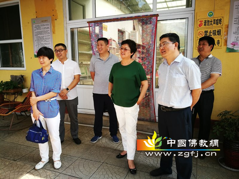 第七张:各位参观了文化阅览室及学习室后,明谷法师与梅云峰指导员表示,会积极努力弥补不足,争创四星级寺院。_副本.jpg