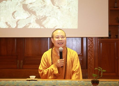 羊城晚报参访团参访广州大佛寺 耀智大和尚慈悲开示.jpg