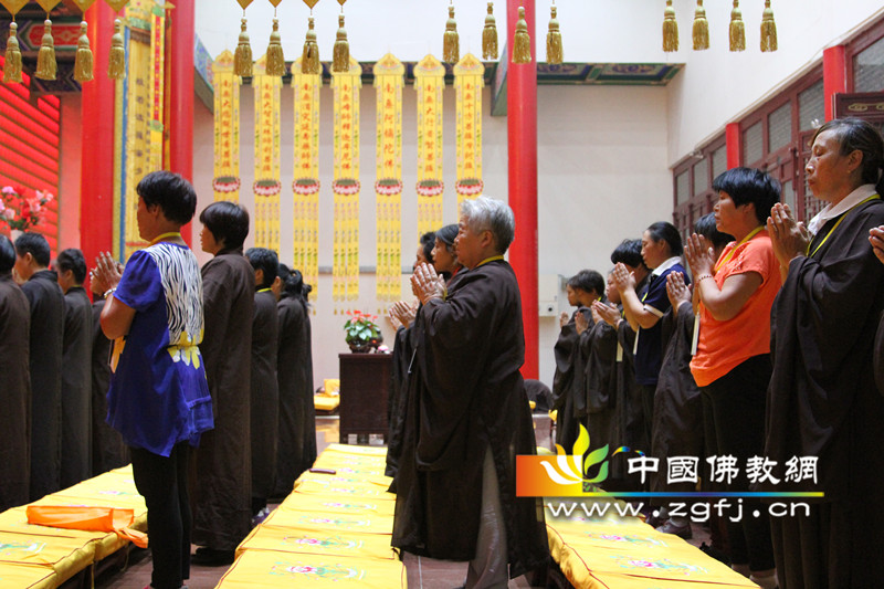 河北井陉灵岩寺举行传授八关斋戒法会.jpg