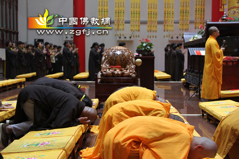 河北井陉灵岩寺举行传授八关斋戒法会.jpg