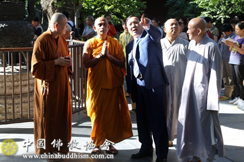 演觉副会长会见斯里兰卡议员拉特纳法师一行.jpg