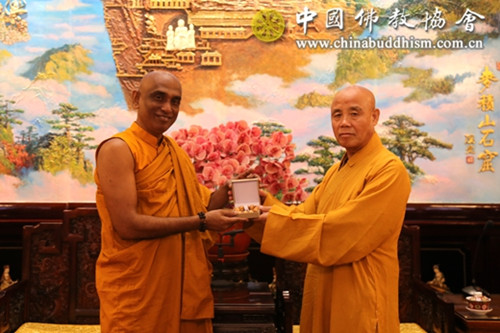 演觉副会长会见斯里兰卡议员拉特纳法师一行.jpg