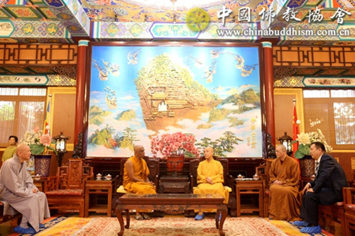 演觉副会长会见斯里兰卡议员拉特纳法师一行.jpg