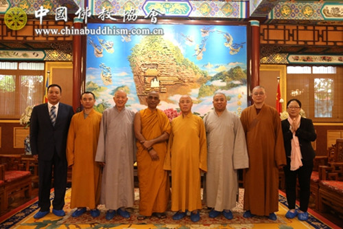 演觉副会长会见斯里兰卡议员拉特纳法师一行.jpg