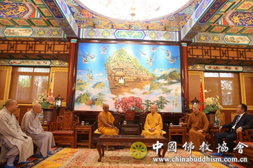 演觉副会长会见斯里兰卡议员拉特纳法师一行.jpg