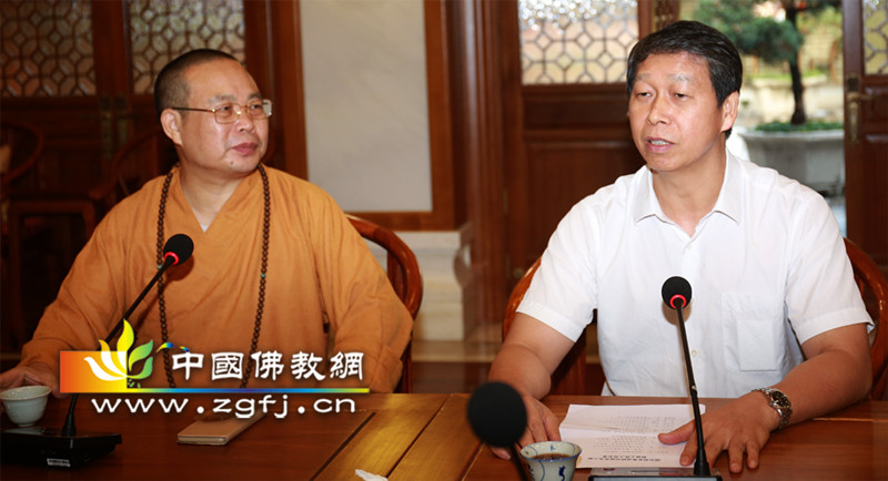 2广州市民族宗教事务局局长汪茂铸向国宗局扶贫工作调组介绍了广州寺院现状（李国坚）_副本.jpg