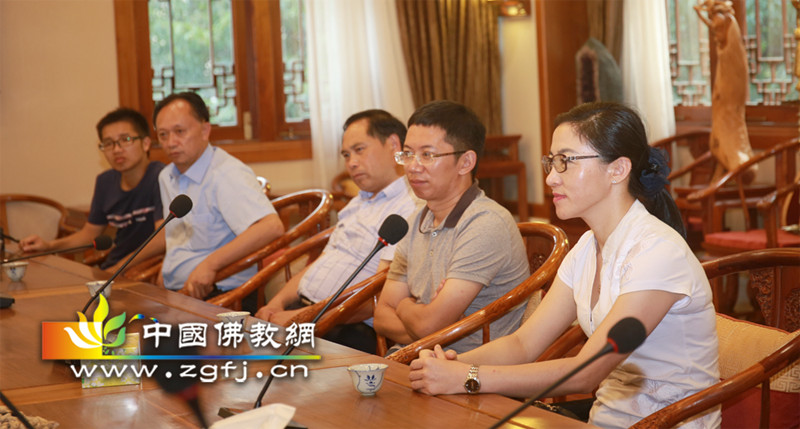 3国家宗教局三司副司长李云华一行认真听取汪茂铸局长、耀智大和尚的汇报（摄影：李国坚）_副本.jpg