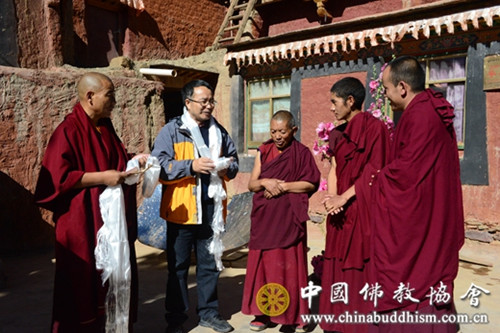 中国佛教协会赴日喀则边境寺庙捐赠《十万颂》.jpg