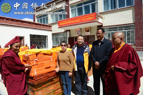 中国佛教协会赴日喀则边境寺庙捐赠《十万颂》.jpg