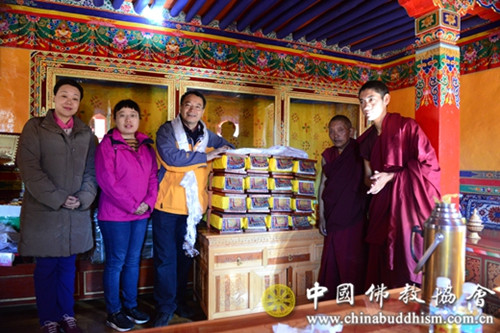 中国佛教协会赴日喀则边境寺庙捐赠《十万颂》.jpg