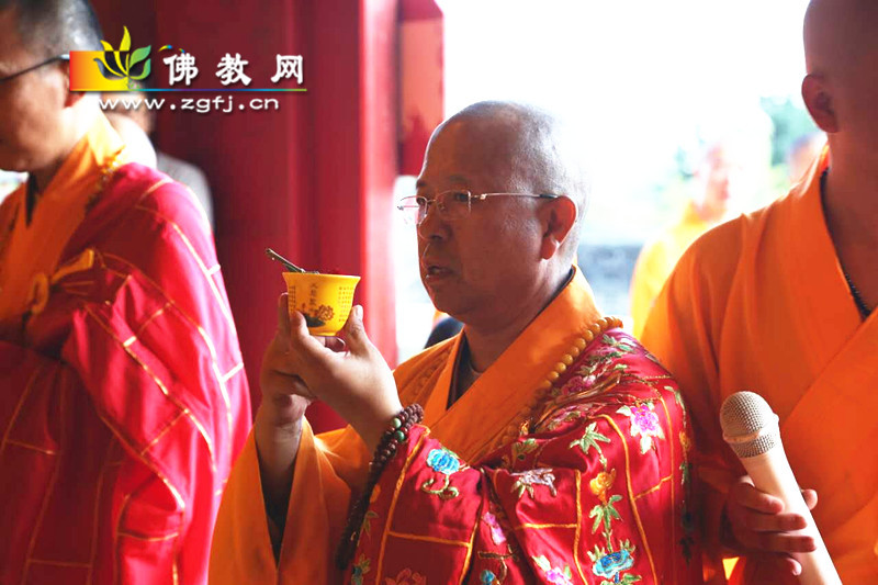 性妙法师手持杨枝净水06_副本.jpg
