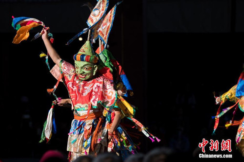 班禅驻锡地扎什伦布寺举行跳神节.jpg