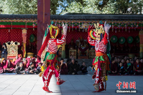 班禅驻锡地扎什伦布寺举行跳神节.jpg