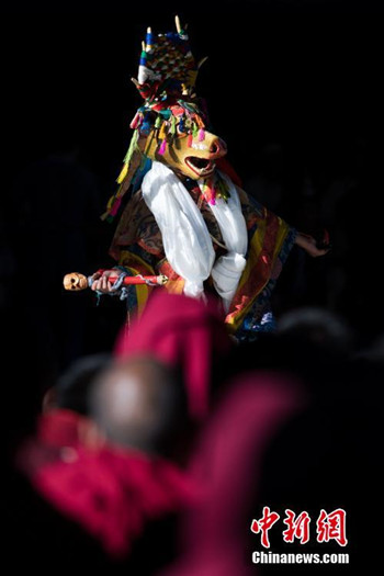 班禅驻锡地扎什伦布寺举行跳神节.jpg