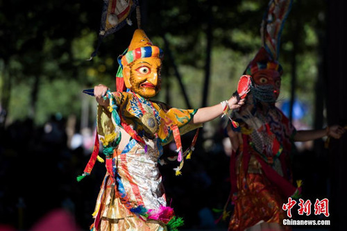 班禅驻锡地扎什伦布寺举行跳神节.jpg