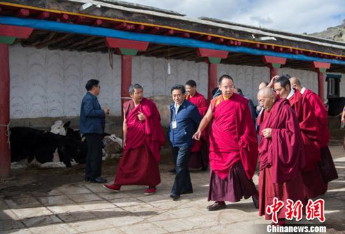 班禅圆满完成各项社会和佛事活动离藏返京.JPG