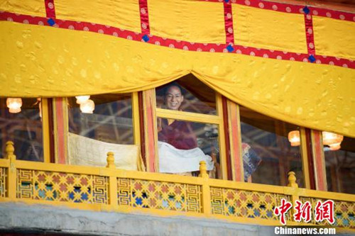 班禅圆满完成各项社会和佛事活动离藏返京.JPG
