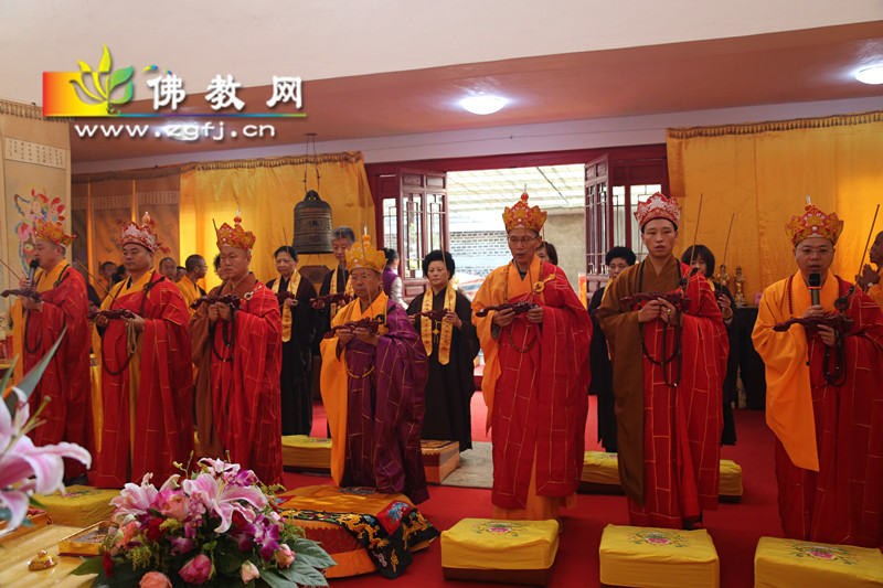 左至右心晔法师 香林法师 圣明法师 性妙大和尚 真意法师 悟灯法师 心浩法师主法送圣仪式_副本06.jpg