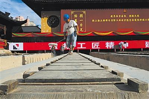 上海玉佛禅寺大雄宝殿将“行走”30米 为观音殿腾地.jpg