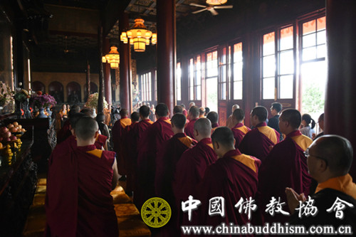 中国佛教协会举办纪念中国人民抗日战争暨世界反法西斯战争胜利72周年祈祷世界和平法会.jpg