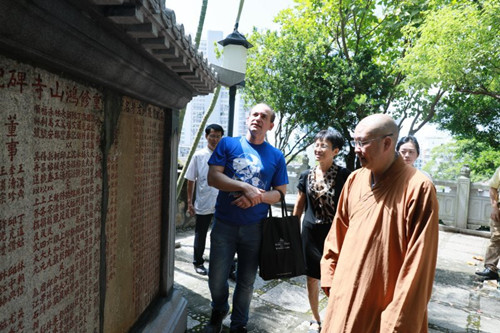 巴西总统随行医生到访厦门鸿山寺.jpg