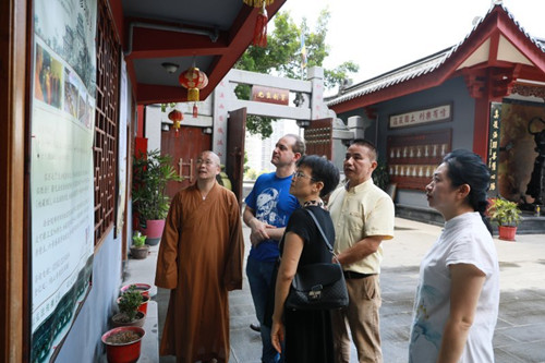 巴西总统随行医生到访厦门鸿山寺.jpg