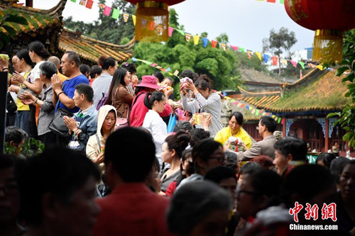 云南千年古刹圆通寺举行“盂兰盆法会”.jpg