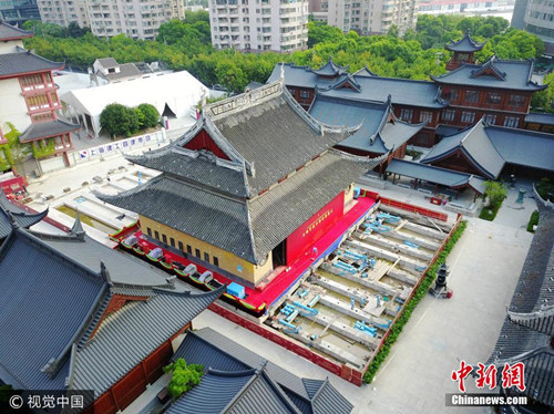 上海玉佛寺大雄宝殿平移进展顺利.jpg